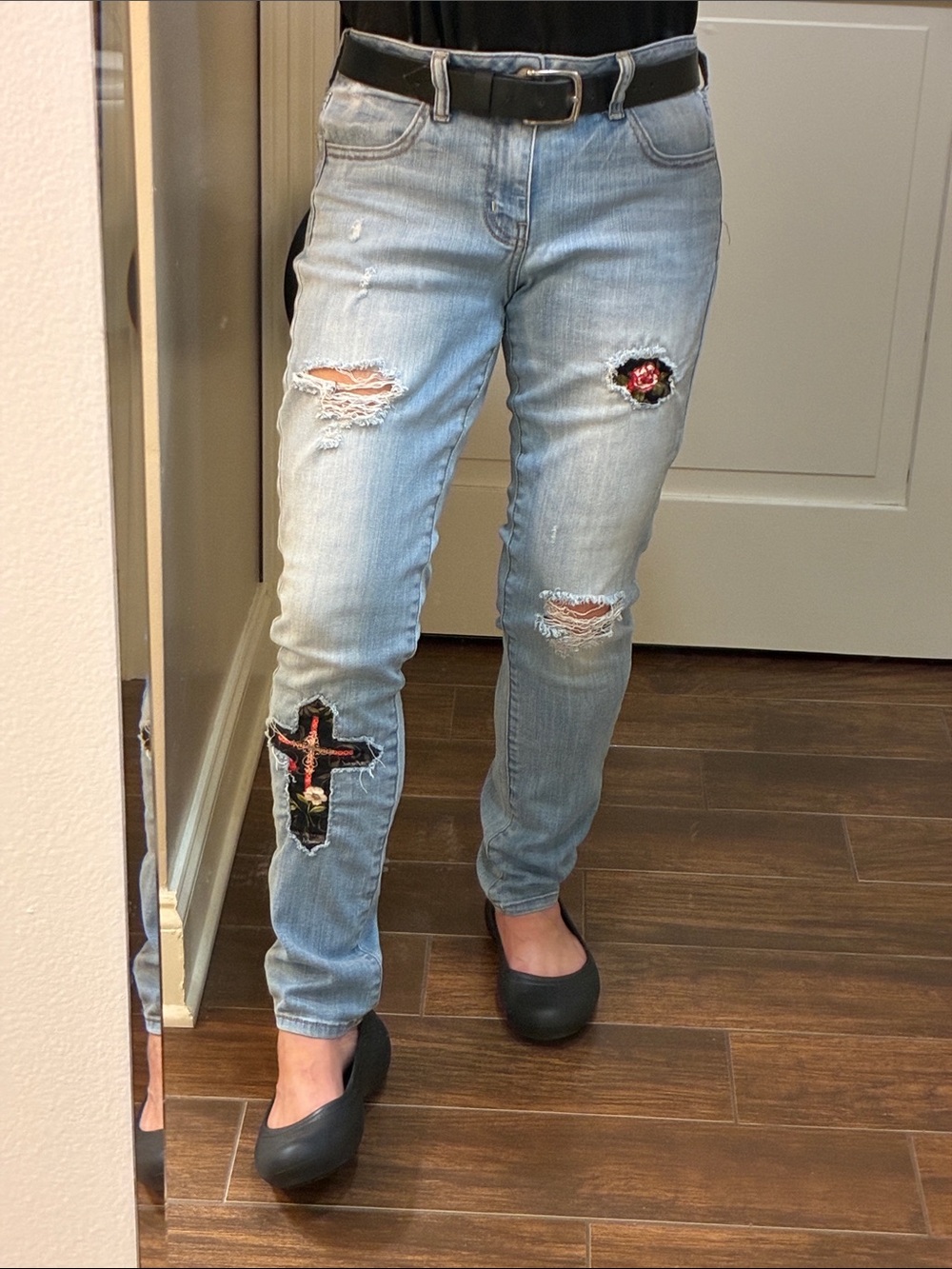 Women’s American Eagle Distressed Jeans w/ Hand-Sewn Cross/Rose Patches, W30 - Picture 2 of 14